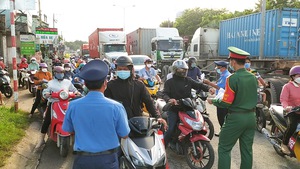 Video: 12 chốt kiểm soát tại TP.HCM 'căng mình' do người và xe đổ về đông trong ngày đầu giãn cách