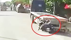 Video: Tông vào đuôi xe đầu kéo, cô gái bất tỉnh và dính vào xe