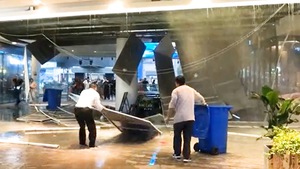 Video: Trần nhà trung tâm mua sắm đổ sập, khách hàng bỏ chạy tán loạn