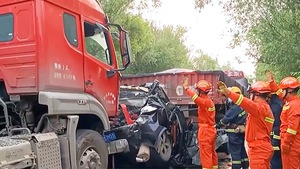 Video: Cưa chiếc xe hơi bị vò nát dưới gầm xe tải cứu cặp vợ chồng gặp nạn