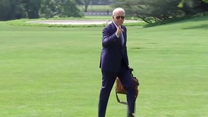 Video: Cách đi vào Nhà Trắng 'khác thường' của Tổng thống Joe Biden,  dấy lên tranh cãi về vấn đề sức khỏe
