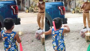 Video: Trung úy công an đứng từ xa chơi đùa với con khiến nhiều người cảm động