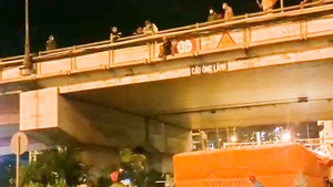 Video: Công an giải cứu người đàn ông ngồi vắt vẻo trên mép cầu Ông Lãnh trong đêm khuya ở TP.HCM