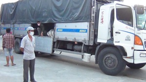 Video: Nhóm người trốn trong thùng xe ‘luồng xanh’ từ Tiền Giang lên TP.HCM để 'đòi nợ'