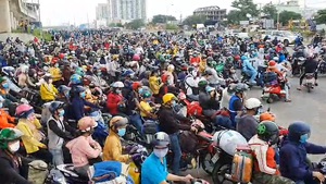 Video: Rất đông người dân từ TP.HCM kéo nhau về quê bằng xe máy, bị buộc quay đầu ở cửa ngõ thành phố