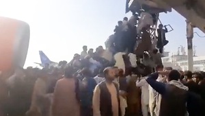 VIDEO NÓNG: Tiếng súng và cảnh tượng người dân đu đeo, chen lấn lên máy bay rời khỏi Afghanistan