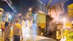 Video: Cháy tiệm tạp hóa, vợ chồng chủ nhà cùng cháu gái tử vong