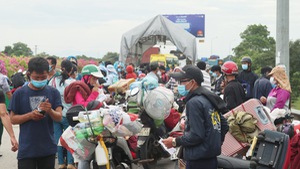 Video: Đông đúc người dân chờ xét nghiệm khi đi xe máy về quê Nghệ An
