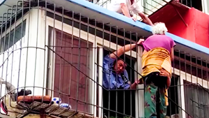 Video: Lính cứu hỏa giải cứu cụ bà 102 tuổi mắc kẹt lơ lửng trên cửa sổ