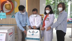 Trao gói thiết bị y tế hơn 5,5 tỷ đồng cho bệnh viện Hùng Vương (TP.HCM) chống dịch Covid -19