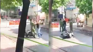 Video: Khống chế người đàn ông lao vào bóp cổ công an ở chốt kiểm soát COVID-19 tại Hà Nội
