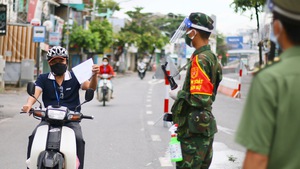 Video: Ngày đầu áp dụng giấy đi đường mẫu mới, nhiều người dân vẫn chưa lấy kịp