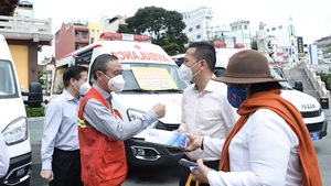 Video: Trao tặng 6 xe cứu thương cho các bệnh viện điều trị COVID-19 ở TP.HCM