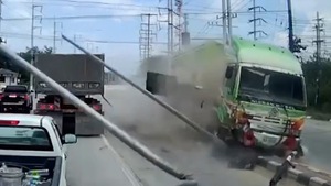 Video: Xe tải mất thắng, 'cày' nát dải phân cách ở Thái Lan