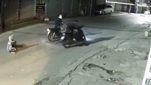 Video: Phẫn nộ nhóm thanh niên chặn đường, cướp xe máy cuả nữ công nhân quét rác ở Hà Nội