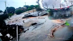 Video: Khoảnh khắc bể chứa nước ở Ấn Độ bất ngờ đổ sập khiến xung quanh ngập nước