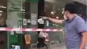 Video: Người đàn ông la lối, chửi bới trước trung tâm thương mại ở quận 7 là ‘tình nguyện viên’?