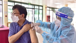 Video: 18.000 người nước ngoài ở quận 7, TP.HCM được tiêm vắc xin ngừa COVID-19
