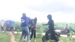 Video: Công an triệu tập nhóm đánh hội đồng một nữ sinh, quay video tung lên mạng