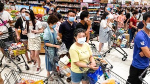 Video: Người dân Vũ Hán đổ xô vào siêu thị, nhiều kệ hàng trống trơn