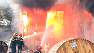 Video: Cháy dữ dội một nhà xưởng tại Bình Dương trong những ngày giãn cách nghiêm ngặt