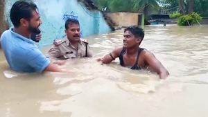 Video: Cảnh sát bơi trong nước lụt để cứu người già và trẻ em ở Ấn Độ
