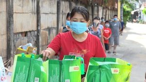 “Giỏ quà nghĩa tình” tiếp sức cho nhiều khu phong tỏa