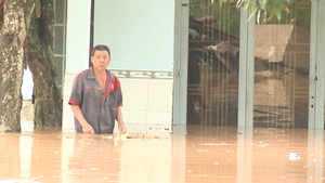 Video: Nước đổ về bất ngờ, nhiều khu vực ở thành phố Đồng Xoài ngập sâu