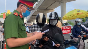 Video: Người dân 19 quận huyện 'bình thường mới' ở Hà Nội không phải xuất trình giấy đi đường
