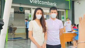 Video: Chiều 17-9, Công Vinh - Thủy Tiên tung sao kê trực tiếp tại một chi nhánh Vietcombank