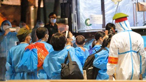 Video: Di dời hàng trăm người dân ở điểm dịch Thanh Xuân Trung trong đêm