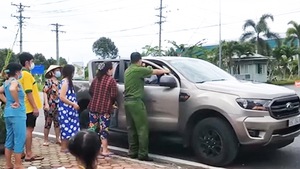 Video: Chiến sĩ công an trực chốt cho người dân mượn ôtô chở bệnh nhân đi cấp cứu