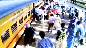 Video: Người phụ nữ trượt chân ngã xuống đường ray khi cố bám lên tàu