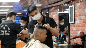 Video: Tiệm tóc ở Hà Nội đông nghịt, nhiều thợ phấn khởi nói ‘tưởng quên tay nghề luôn rồi’