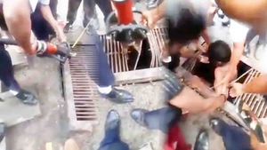 Video: Giải cứu bé trai bị nước cuốn vào đường cống trong lúc tắm sông