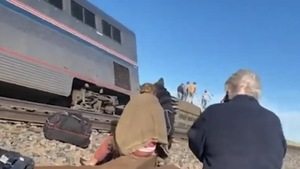 Video: Tàu hỏa trật bánh ở Mỹ khiến 3 người thiệt mạng, khoảng 50 người bị thương