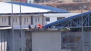 Video: Hỗn chiến giữa các băng đảng trong nhà tù khiến ít nhất 100 người chết ở Ecuador