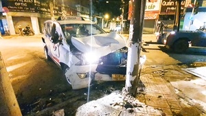 Video: Taxi chở khách đau bụng đi bệnh viện, tông mạnh với xe tải lúc gần sáng