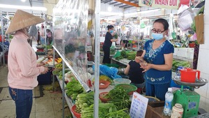 Video: TP.HCM mở dần một số dịch vụ, người dân ‘vùng xanh’ được đi chợ 1 tuần/lần