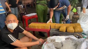 Video: Lợi dụng xe ‘luồng xanh’ vận chuyển hơn 99kg ma túy từ Campuchia về TP.HCM