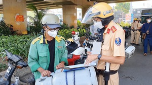 Video: Bị phạt, người đi xe máy cũ nát nói ‘bỏ luôn vì tiền đóng phạt cao hơn tiền mua xe’