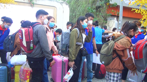 Video: Hơn 1.000 sinh viên nhận vé xe miễn phí về quê đón Tết