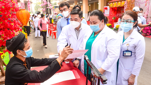 Video: Không khí ấm áp, gần gũi đường hoa xuân Bệnh viện Chợ Rẫy