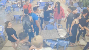 Video: Mời bia, xin số điện thoại bị từ chối, nhóm thanh niên đánh 4 cô gái 'bầm dập' ở Thủ Đức