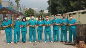 Góc nhìn trưa nay | Y bác sĩ bệnh viện COVID-19 tại Hà Nội hào hứng gói bánh chưng đón Tết