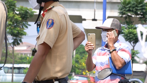 Video: Ngày đầu CSGT xử phạt xe kinh doanh không lắp camera và đổi biển số vàng