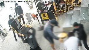 Video: Công an vào cuộc vụ 1 giám đốc bị nhóm người vây đánh trước cửa công ty