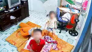 Video: Kẻ gian đập cửa, uy hiếp 2 cháu bé đang học trực tuyến để cướp iPad