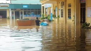 Video: Nước tràn vào trung tâm y tế, bệnh nhân chạy lũ trong đêm