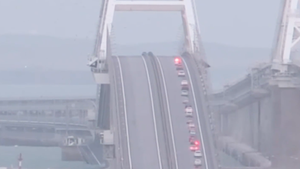 Video: Cầu Crimea thông xe trở lại sau vụ nổ, ước tính thiệt hại hàng triệu USD